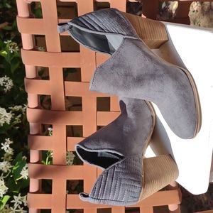 Carlos Gray Faux Suede Booties Side Cut-Outs Stacked Heel 8.5